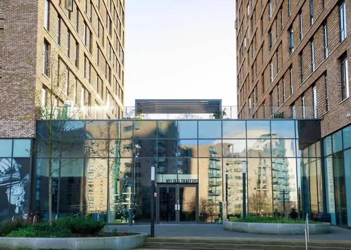 Modern Trafford 1Br -Free Parking-Cinema Room