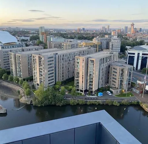 Modern Trafford 1Br -Free Parking-Cinema Room