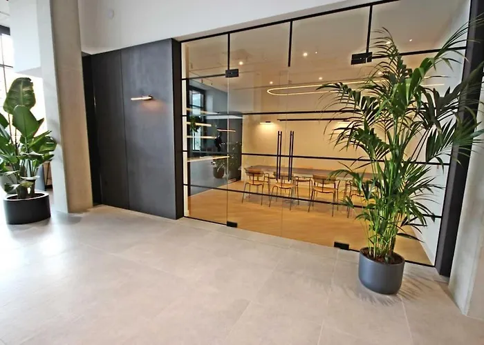 Modern Trafford 1Br -Free Parking-Cinema Room